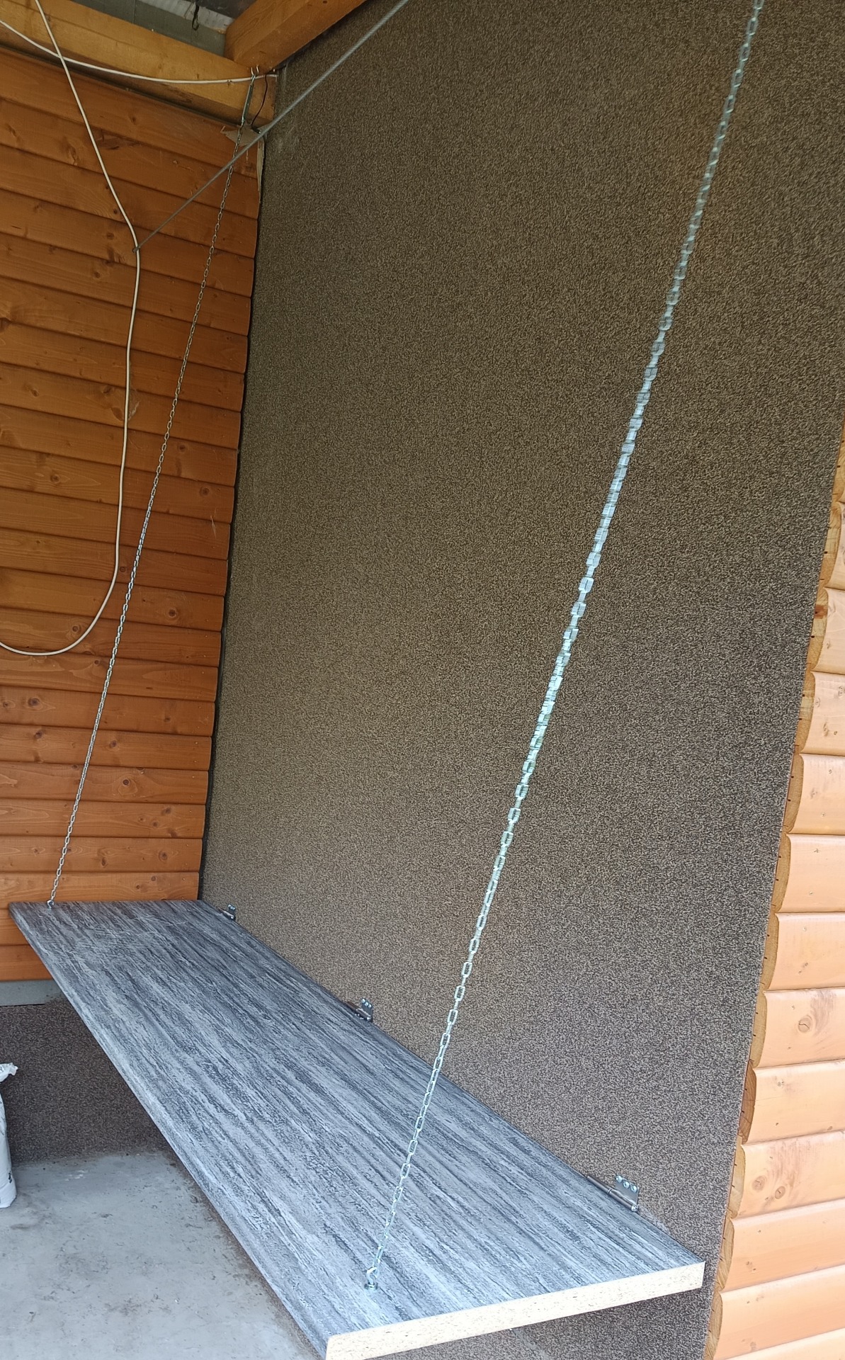 zavěšená pracovní deska