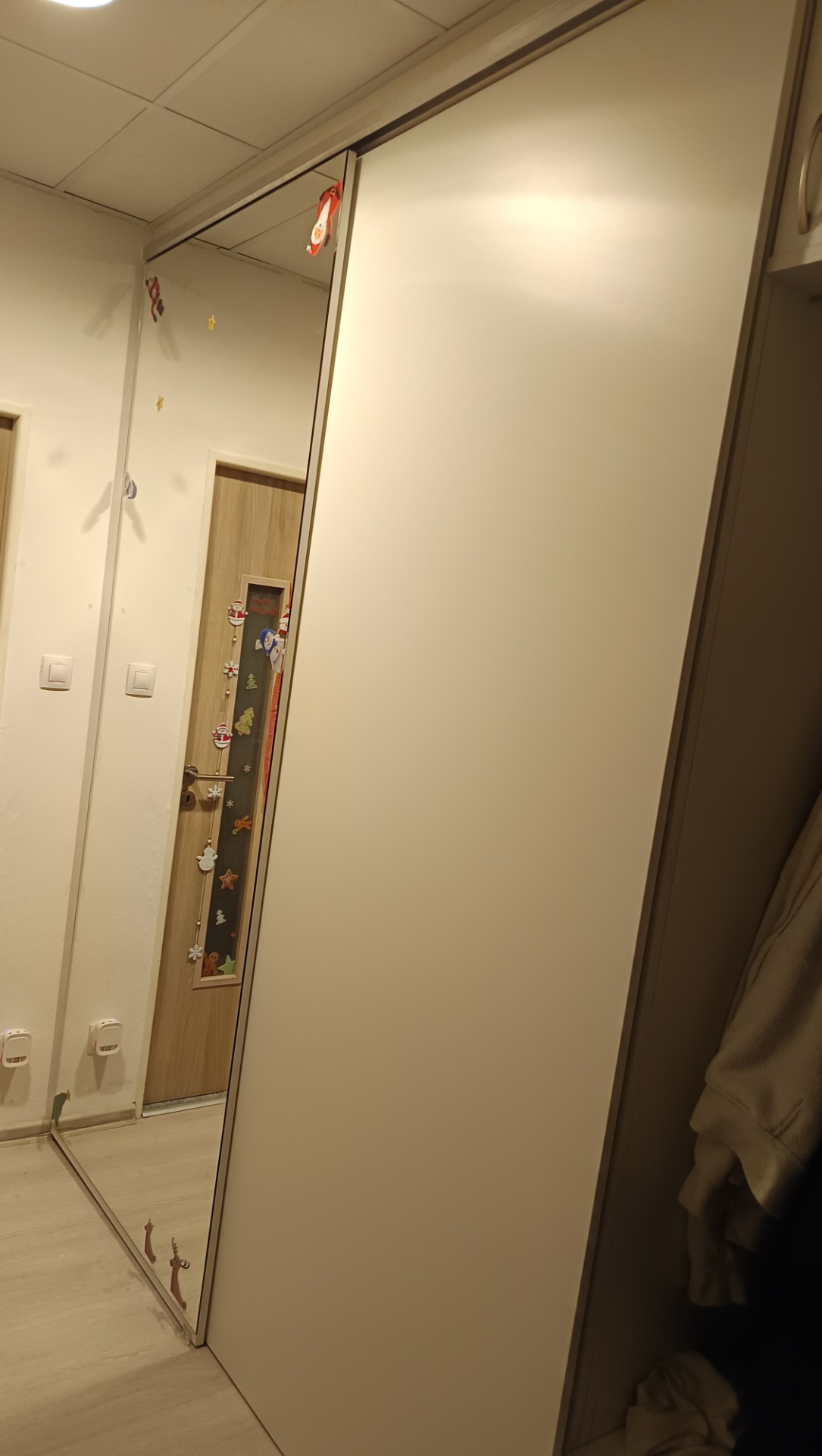 montáž vestavěné skříně